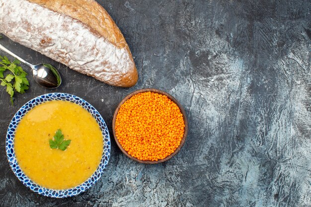 vista de cima sopa de lentilhas saborosa dentro do prato com pão cinza fundo cozinha foto refeição jantar pimenta prato cor vegetal