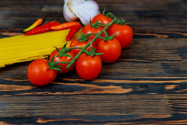 Vista de cima tomate, pimentão, alho e macarrão