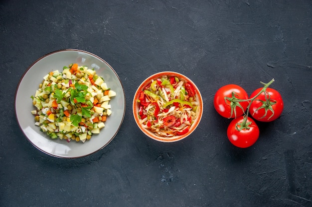 vista de cima tomates vermelhos frescos com salada de batata e pimenta na superfície escura dieta refeição comida vegetais salada horizontal saúde