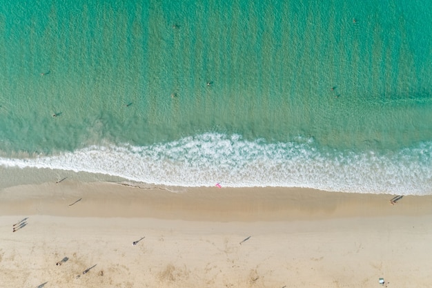 Vista de cima vista aérea de uma paisagem incrível com praia paradisíaca e mar com água turquesa férias de verão na praia de phuket, tailândia