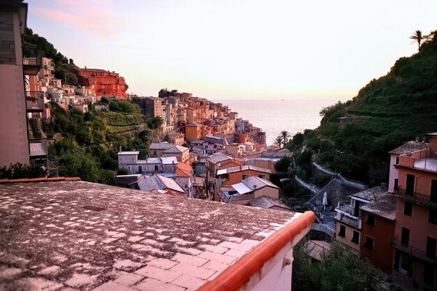 Vista de cinque terre ao pôr do sol, itália