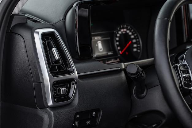 Vista de close up do ar condicionado do carro. O ar condicionado flui dentro do carro. Detalhe o interior do carro. Dutos de ar.