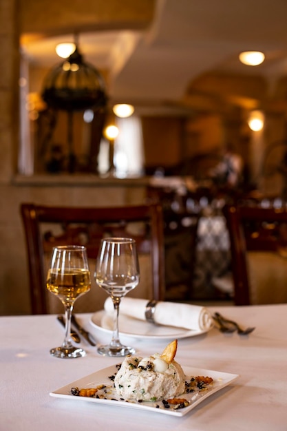 Vista de copos de vinho na mesa de um restaurante
