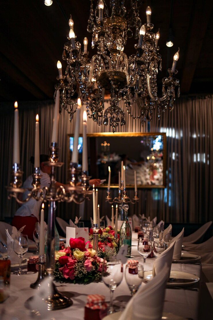 Foto vista de copos de vinho na mesa de um restaurante