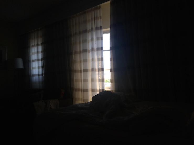 Foto vista de cortinas no escuro