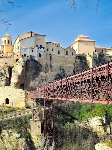 Foto vista de cuenca a partir do rio huecar