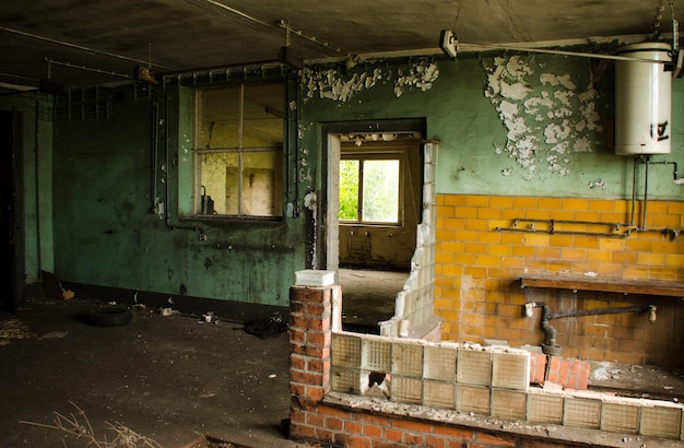 Foto vista de dentro de um edifício abandonado
