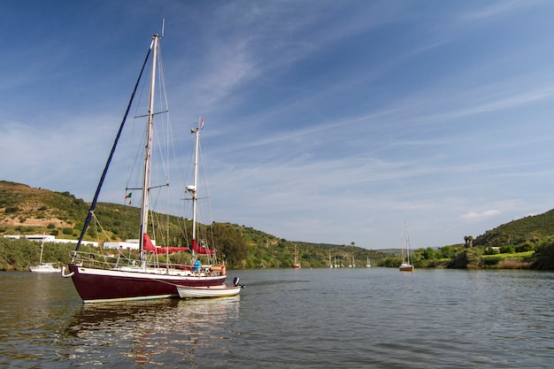 Foto vista de diversos veleiros recreativos no rio guadiana localizado em portugal.