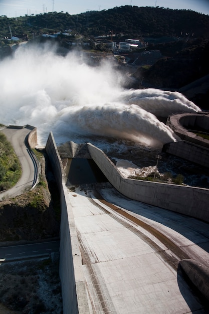 Vista de dois jatos poderosos da água na represa de alqueva, portugal.