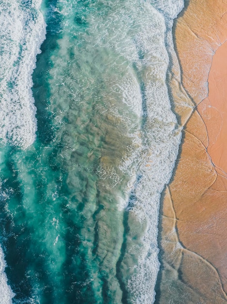 Foto vista de drone da bela praia com águas cristalinas