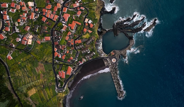 Vista de drone da cidade costeira com casas de telhado vermelho