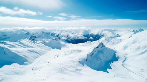 Vista de drone da cordilheira no inverno, montanhas cobertas de neve.