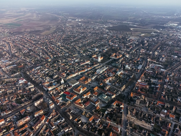 Vista de drone da praça da cidade de Sombor e arquitetura Região de Vojvodina da Sérvia Europa