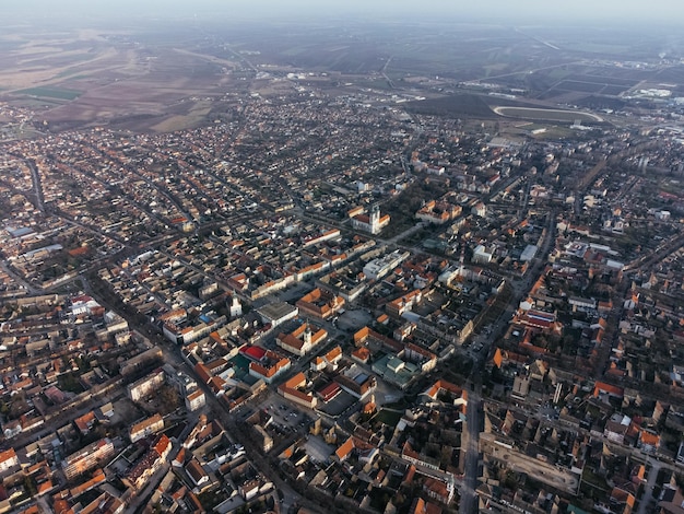 Foto vista de drone da praça da cidade de sombor e arquitetura região de vojvodina da sérvia europa