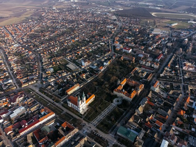 Foto vista de drone da praça da cidade de sombor e arquitetura região de vojvodina da sérvia europa