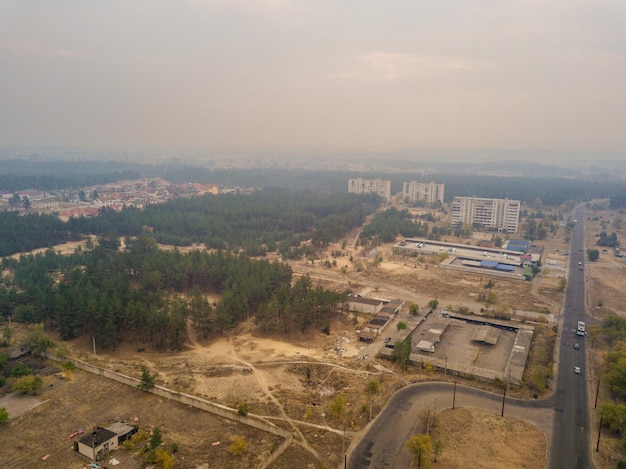 Vista de drone de fumaça flutua sobre a pequena cidade na Ucrânia
