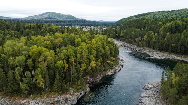 Vista de drone de paisagem de natureza selvagem com rio e floresta. Fluxo do rio Siberiano da montanha, água na pedra