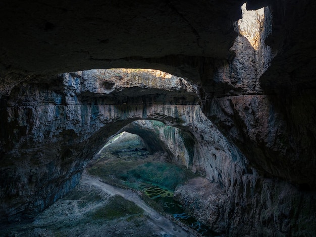 Vista de drone dentro da caverna Devetashka no norte da Bulgária, perto da cidade de Lovech