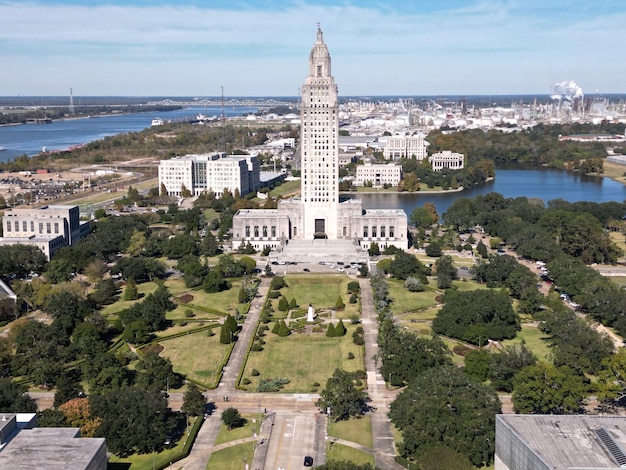 Vista de drone do Capitólio do estado da Louisiana em Baton Rouge, Louisiana, sobre parques verdes