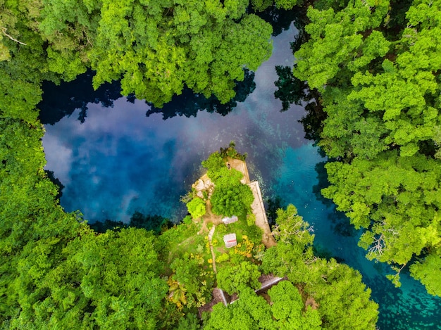 Vista de drone do famoso destino turístico Matevulu Blue Hole Espiritu Santa Island Vanuatu