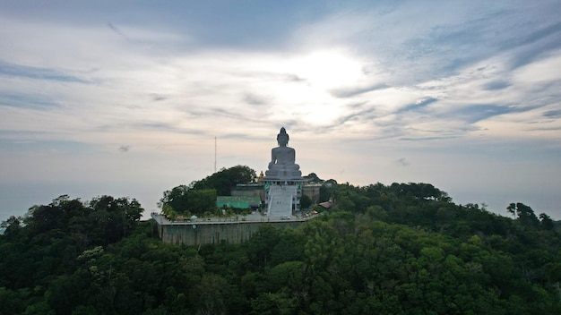 Vista de drone do grande buda tailândia