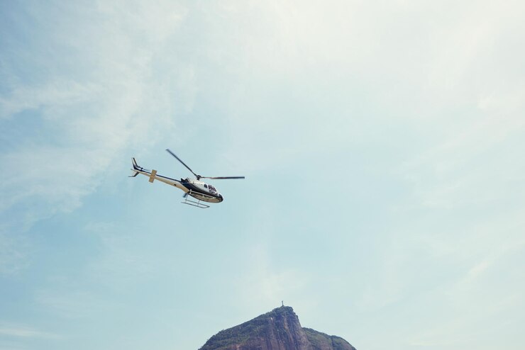 Foto vista de drone e helicóptero em um céu azul para viagem de aventura ou transporte de baixo ângulo voo de liberdade ou aeronave na natureza para busca e resgate de carga ou serviço de emergência e assistência