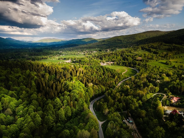 Vista de drone na paisagem das montanhas de Bieszczady