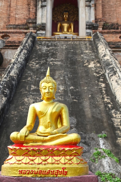 Vista de duas estátuas de Buda em Wat Chedi Luang, em Chiang Mai