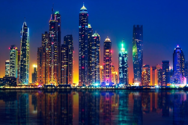 Vista de dubai à noite, emirados árabes unidos