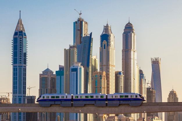 Vista de dubai com metrô e skycrapers.