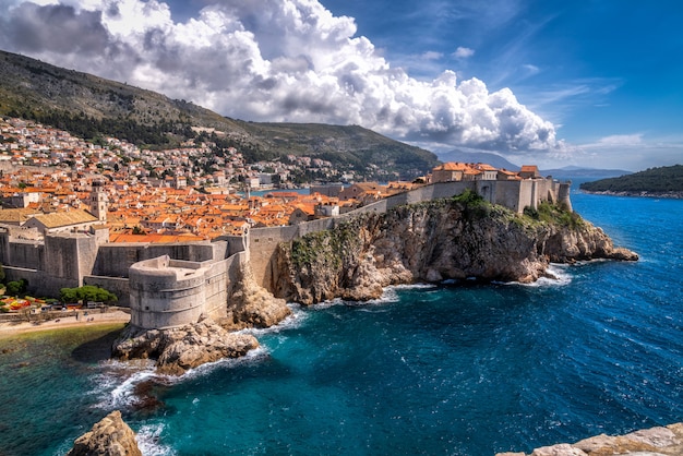 Foto vista de dubrovnik e o mar adriático na croácia