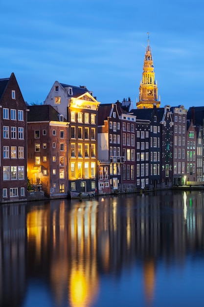 Vista de edifícios antigos tradicionais em amsterdã