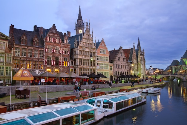 Vista de edifícios com barcos de turismo atracados, Ghent, Bélgica