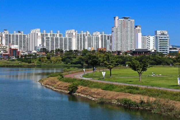 Foto vista de edifícios contra o céu azul claro