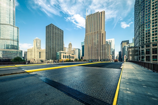 Vista de edifícios e estradas em chicago