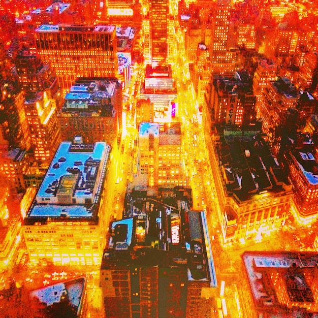 Foto vista de edifícios iluminados na cidade à noite