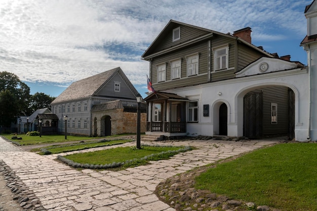 Vista de edifícios mercantes históricos de propriedades na região de pechorskaya street izborsk pskov rússia