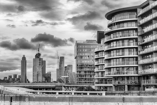 Vista de edifícios modernos de Chelsea Bridge Londres Inglaterra Reino Unido