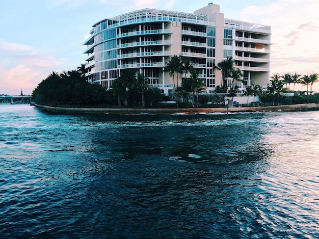 Foto vista de edifícios na água