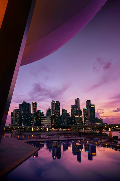 Vista de edifícios na cidade ao pôr-do-sol