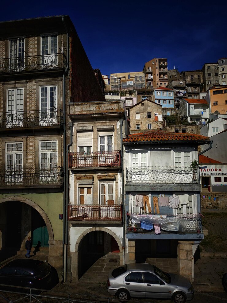 Foto vista de edifícios na cidade contra o céu