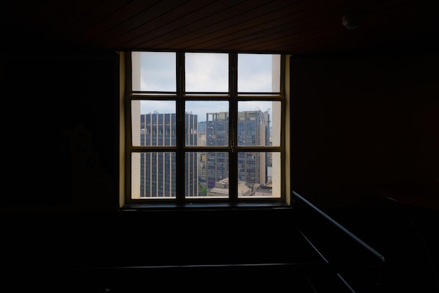 Vista de edifícios no centro da cidade de são paulo através de uma janela