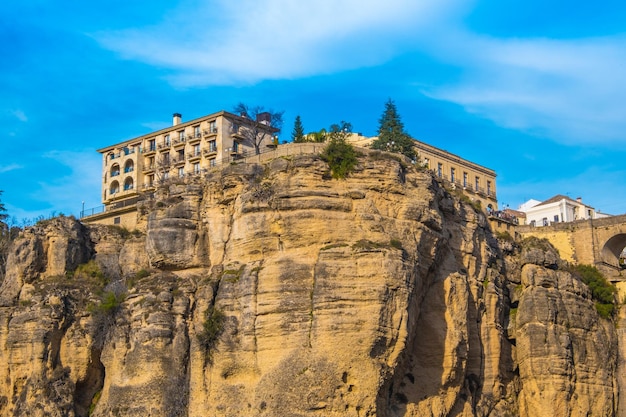 Vista de edifícios no topo do desfiladeiro em Ronda EspanhaVista de edifícios no topo do desfiladeiro em Ronda Espanha