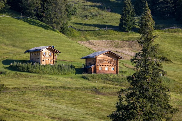 Vista de edifícios tiroleses típicos perto de Fie allo Sciliar, Tirol do Sul, Itália