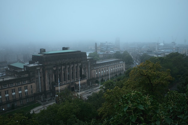 Vista de Edimburgo coberta pela névoa de Calton Hill e St. Andrews House é o prédio da sede ...