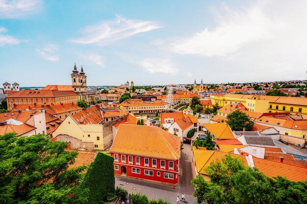 Vista de Eger Hungria sobre a cidade velha medieval da fortaleza histórica