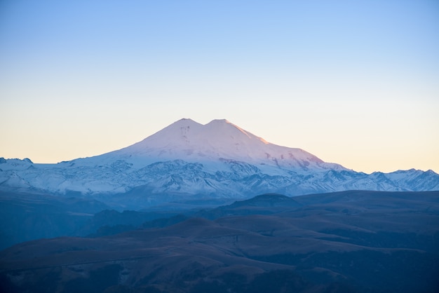 Vista de elbrus ao pôr do sol. vista panorâmica. Exposição longa. Montanhas caucasianas