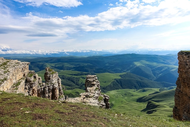 Vista de Elbrus e do planalto de Bermamyt na República KarachayCherkess Rússia As montanhas do Cáucaso