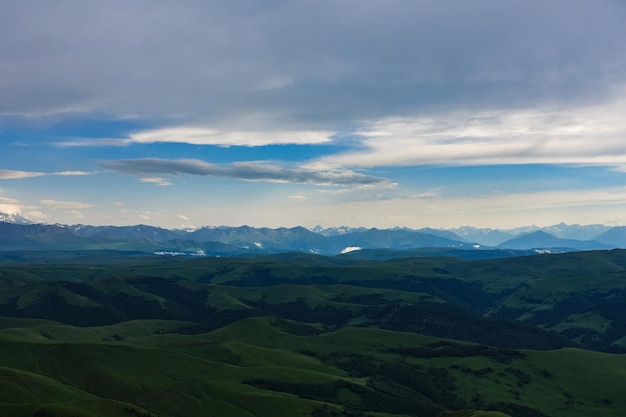 Vista de Elbrus e do planalto de Bermamyt na República KarachayCherkess Rússia As montanhas do Cáucaso