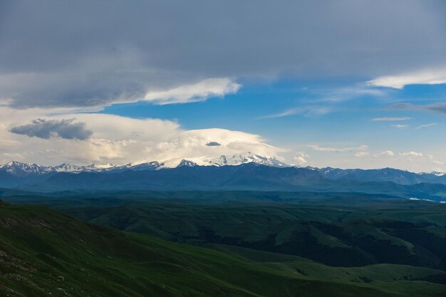 Vista de Elbrus e do planalto de Bermamyt na República KarachayCherkess Rússia